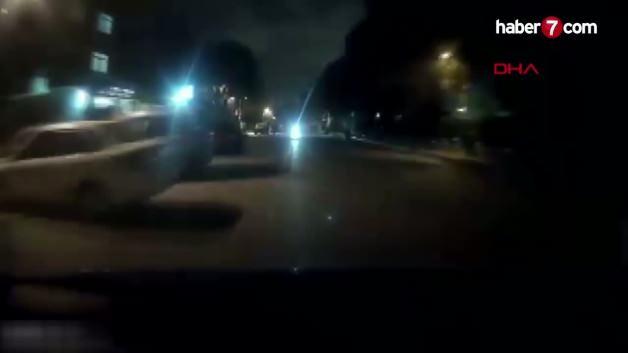 Maltepe'de ters yönden gelen otomobilin çarptığı motosikletli kuryenin yerde yattığı an.