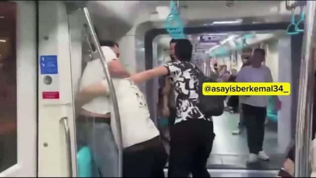 Marmaray'da iki yolcu arasında çıkan kavga sonucu bir güvenlik görevlisi yaralandı.