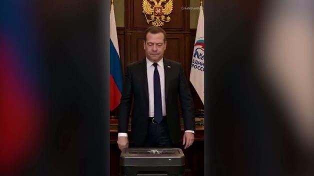 Dmitri Medvedev'in AB liderlerinin fotoğraflarını kağıt öğütücüye attığı anı gösteren ekran görüntüsü.