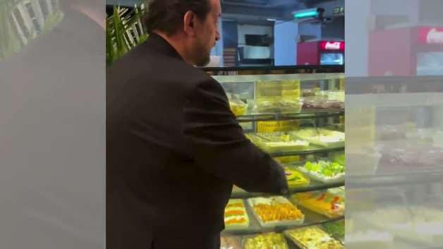 Mehmet Şef kebap&ccedil;ıya fır&ccedil;a attı: "Sen burayı MasterChef mi sandın?"