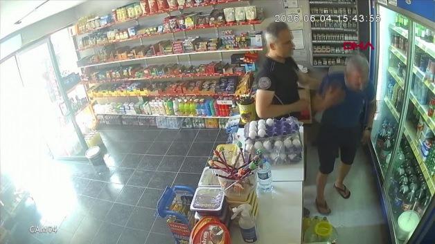 Polis memurunun bakkala Heimlich manevrası uyguladığı anı gösteren güvenlik kamerası görüntüsü.