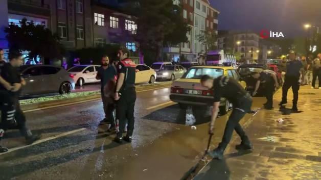 &Ouml;fkeli baba, kızını rahatsız eden gencin kulağını kesti: 1'i polis 2 yaralı