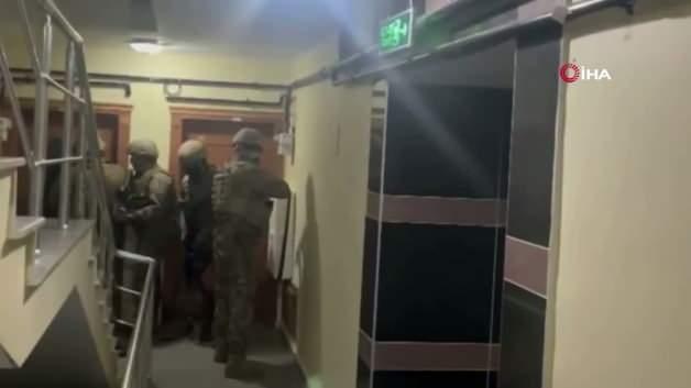 Maltepe'deki silahlı saldırıya ilişkin operasyonda gözaltına alınan şüphelilerin emniyetteki görüntüleri.