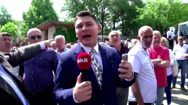 TBMM önünde gazetecilere saldırı anı