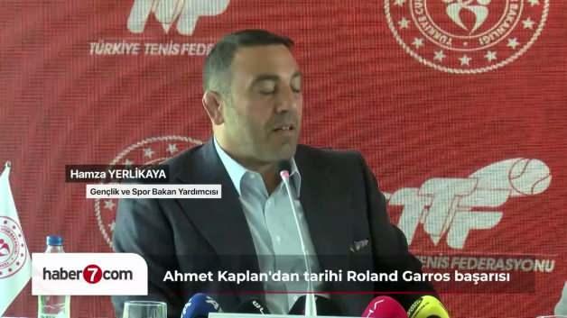 Milli para tenisçi Ahmet Kaplan, Roland Garros'ta kazandığı gümüş madalya ile poz veriyor.