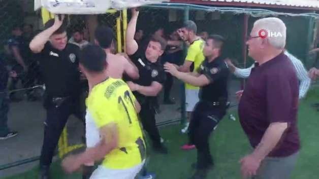 Şanlıurfa'da oynanan amatör lig maçında çıkan kavgadan bir görüntü.