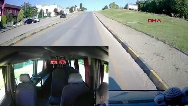 Adapazarı'nda bir savcı ile minibüs şoförü arasında yaşanan trafik tartışması sırasında çekilen araç kamerası görüntüsü.