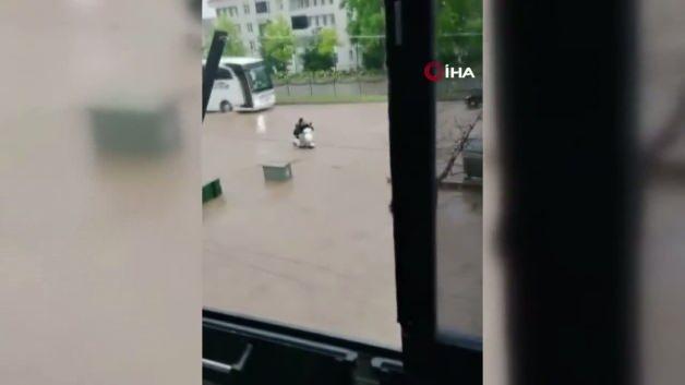 Kırşehir'de sel sularına kapılan yaşlı bir adamın kurtarılma anı.