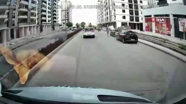 Trafiği tehlikeye atarak yolun ortasında duran kadın sürücü