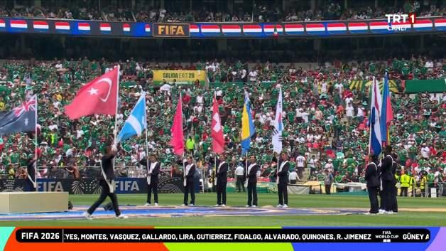 2026 FIFA Dünya Kupası açılış maçı öncesinde Azteca Stadı'nda Türk bayrağı taşıyan taraftarlar.