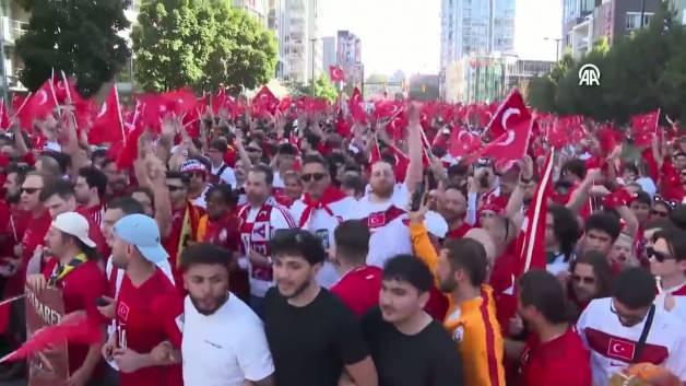 Vancouver'da Türk taraftarlar milli takımın maçına gitmek için stadyuma yürüyor.