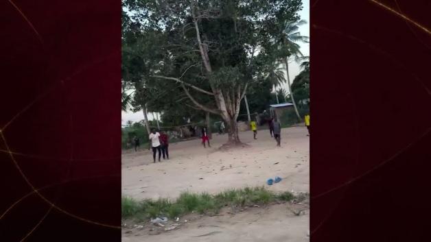 Gambiya'da bir Türk vatandaşının yerel çocuklara futbol topu alabilmeleri için harçlık verdiği an.