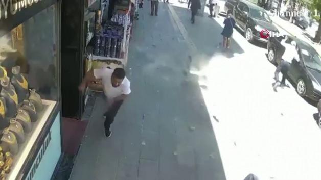 Van'da bir binanın dış cephesinden kopan beton parçalarının kaldırıma düştüğü anın güvenlik kamerası kaydı.