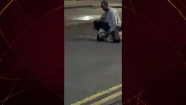 Kuzey İrlanda'nın başkenti Belfast'ta polis aracına yönelik bombalı saldırının ardından başlayan protestolarda göstericiler sokaklarda.