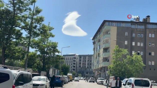 Yüksekova semalarında “UFO” benzetmesi yapılan bulutlar hayran bıraktı Yüksekova semalarında “UFO” benzetmesi yapılan bulutlar hayran bıraktı