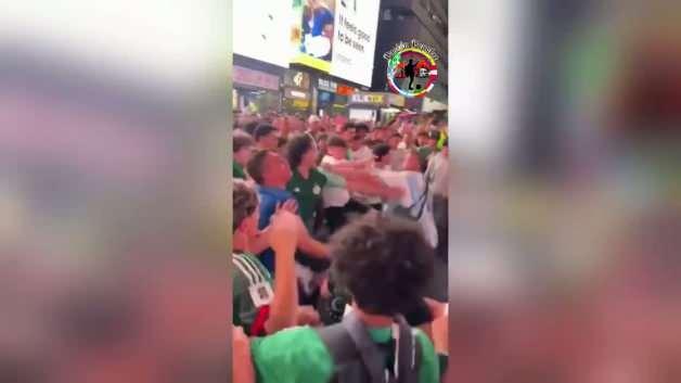 Times Meydanı'nda çıkan kavga sonrası bölgede toplanan kalabalık