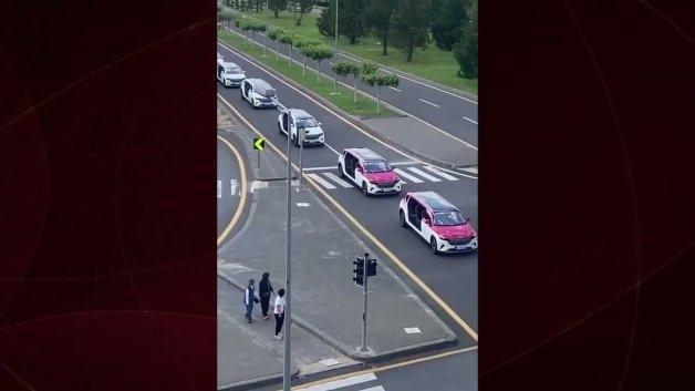 Togg'un NATO Zirvesi için özel olarak tasarlanan limuzin versiyonunun Ankara caddelerinde çekilmiş fotoğrafı.