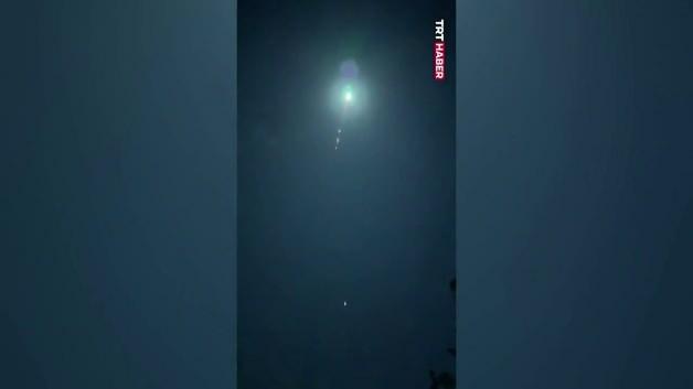 Amerika Birleşik Devletleri semalarında gece vakti parlak bir meteorun geçtiği anı gösteren görsel.