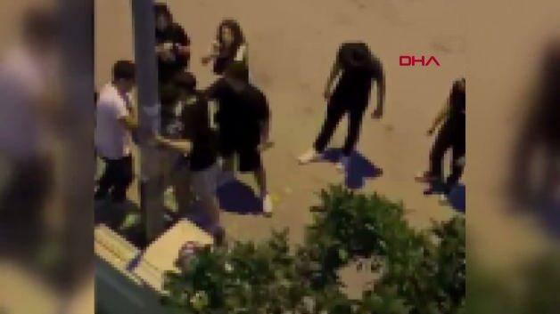 Adana'da aydınlatma direğine bağlanmış ve üzerine un ile sıvı yağ dökülmüş bir çocuk.