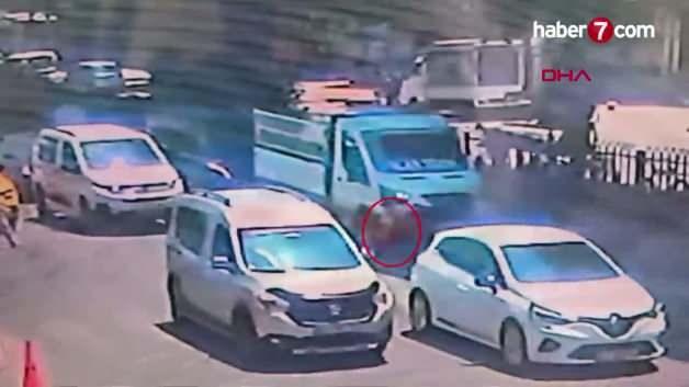 Adana'da yolun karşısına geçmeye çalışırken iki aracın altında kalan 4 yaşındaki Halil Süveyli hayatını kaybetti.