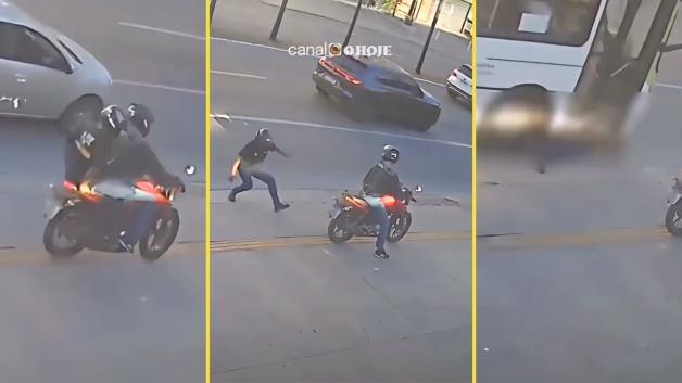 Brezilya'da bir motosikletten inerken dengesini kaybeden yolcunun kaza anı.