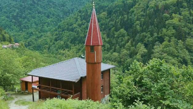 Artvin'in Borçka ilçesine bağlı Camili (Macahel) Havzası'nda bulunan 175 yıllık İremit Camisi'nin dış görünüşü.