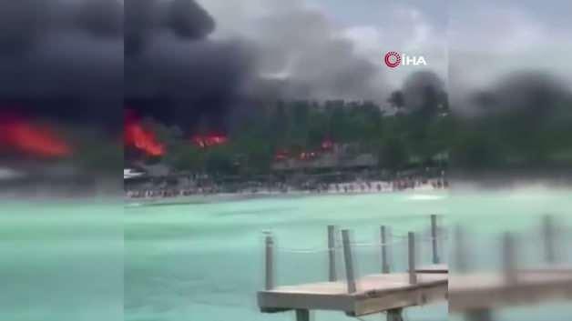 Dominik Cumhuriyeti'nde bir otelde çıkan yangın sonrası tahliye edilen turistler