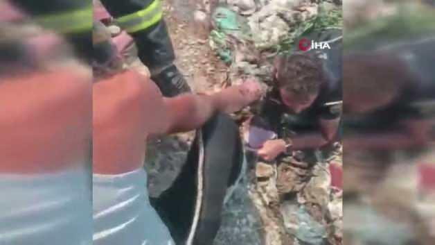 Adıyaman'ın Kahta ilçesinde çöp yangınına müdahale eden itfaiye eri, yoğun duman nedeniyle bataklığa saplandıktan sonra kurtarılıyor.