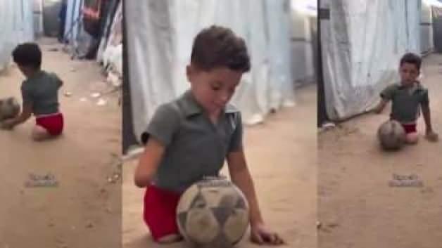 Gazze'de bacaklarını kaybeden Muhammed Said'in çadırlar arasında futbol oynarken çekilmiş fotoğrafı.