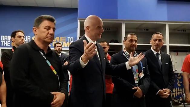FIFA Başkanı Gianni Infantino, İran milli takımının soyunma odasını ziyaret ederken