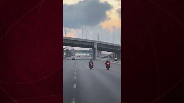 Mısır'ın İskenderiye kentinde iki motosikletin çarpışması sonucu meydana gelen trafik kazasında alev alan motosikletler.
