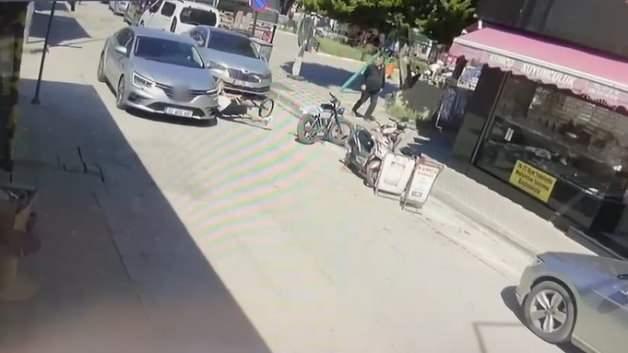 Isparta'nın Yalvaç ilçesinde bir otomobilin bisikletli çocuğa çarptığı kaza anını gösteren güvenlik kamerası görüntüsü.