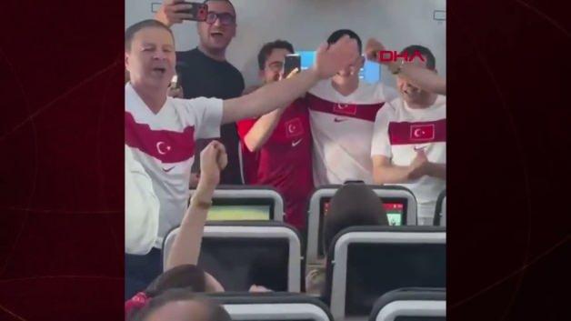 İstanbul’dan San Francisco’ya giden uçaklarda milli takım coşkusu İstanbul’dan San Francisco’ya giden uçaklarda milli takım coşkusu