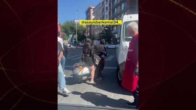 Kağıthane'de iki otomobil sürücüsü arasında çıkan kavga anı.