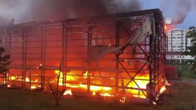 Kastamonu'da yıldırım düşmesi sonucu alev alan spor kompleksi