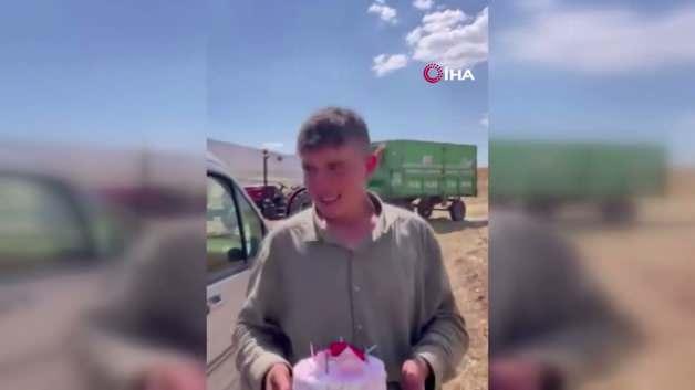 Mercimek tarlasında doğum günü pastası üfleyen genç adam