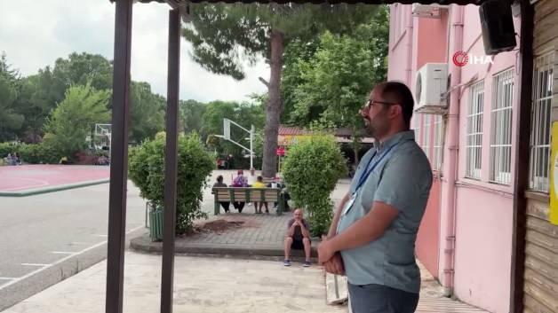 Sınav merkezinin kapısı kapanmak üzereyken koşan bir öğrenci figürü