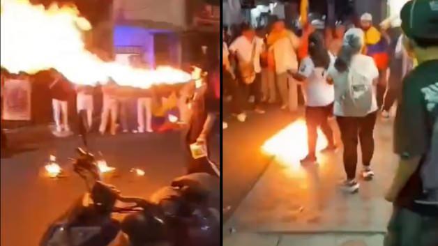Kolombiya'da seçim mitinginde meşale gösterisi yapan ateşbazın yüzünün alevler içinde kaldığı an.