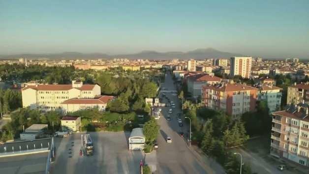 Mali suç örgütlerine yönelik operasyonda gözaltına alınan şüpheliler polis eşliğinde emniyete götürülüyor.