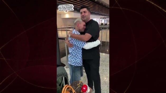 Lucas Torreira, Eray Saylan ile vedalaşırken gözyaşlarına hakim olamıyor.