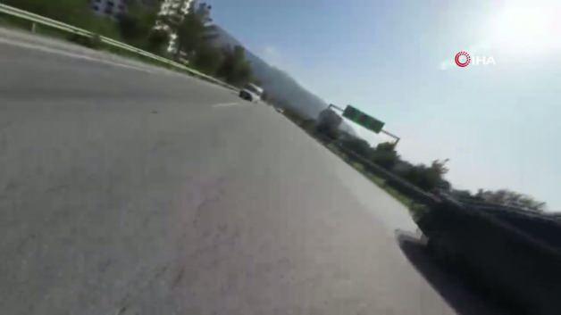 Beton mikserinden yola düşen malzeme nedeniyle devrilen motosiklet
