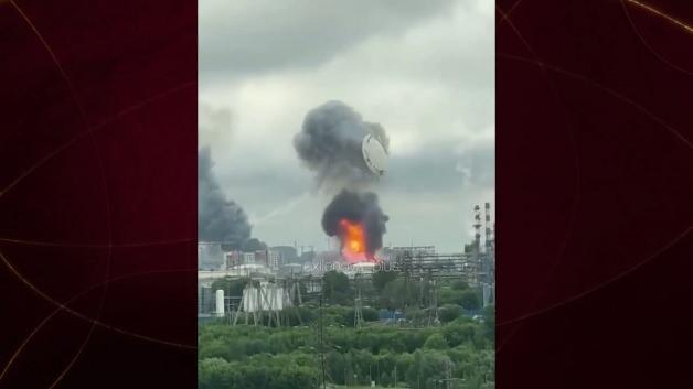 Moskova yakınlarındaki bir petrol tesisinde İHA saldırısı sonrası hasar gören tank.