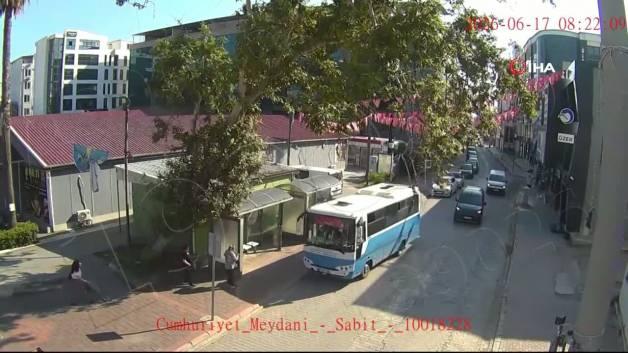 Osmaniye'de otobüsün üzerine devrilen çınar ağacı ekipler tarafından kaldırılıyor