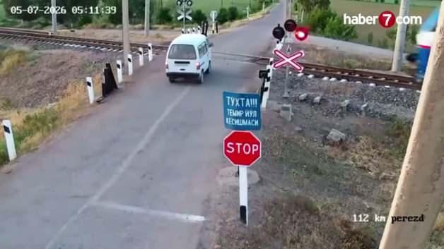 Özbekistan'da kırmızı ışıkta geçen otomobilin yük treniyle çarpıştığı kaza anı