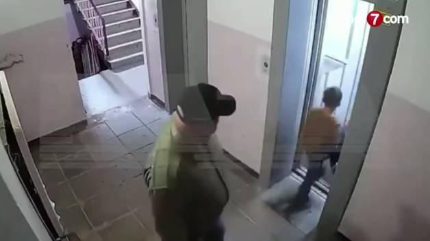 Rusya'da asansörde gerçekleşen şiddet olayına dair güvenlik kamerası görüntüleri