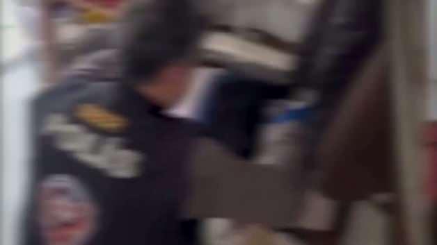 Siber suçlarla mücadele operasyonu kapsamında gözaltına alınan şüphelilerin emniyet müdürlüğüne getirilmesi.
