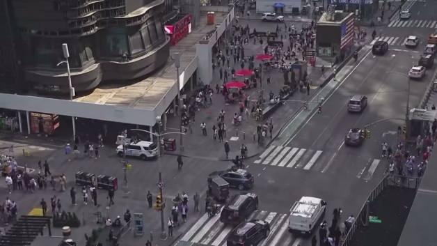ABD’nin göbeğinde büyük panik: Times Meydanı’nda silah sesleri ABD’nin göbeğinde büyük panik: Times Meydanı’nda silah sesleri