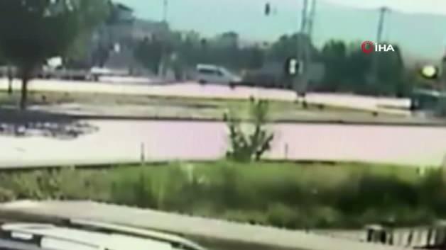 Şarkikaraağaç'ta tur otobüsü ile hafif ticari aracın çarpıştığı kaza anı güvenlik kamerası görüntüsü.