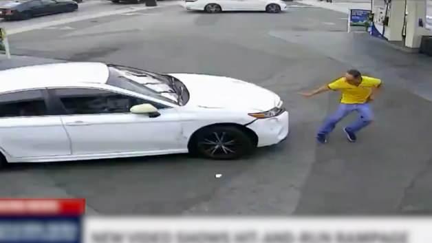 Los Angeles'ta yaşanan araç gaspı olayı sonrası polis ekipleri
