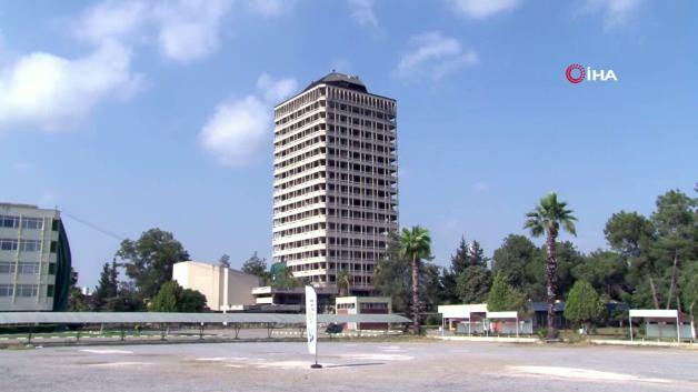 Adana'da kontrollü şekilde yıkılan ağır hasarlı bina